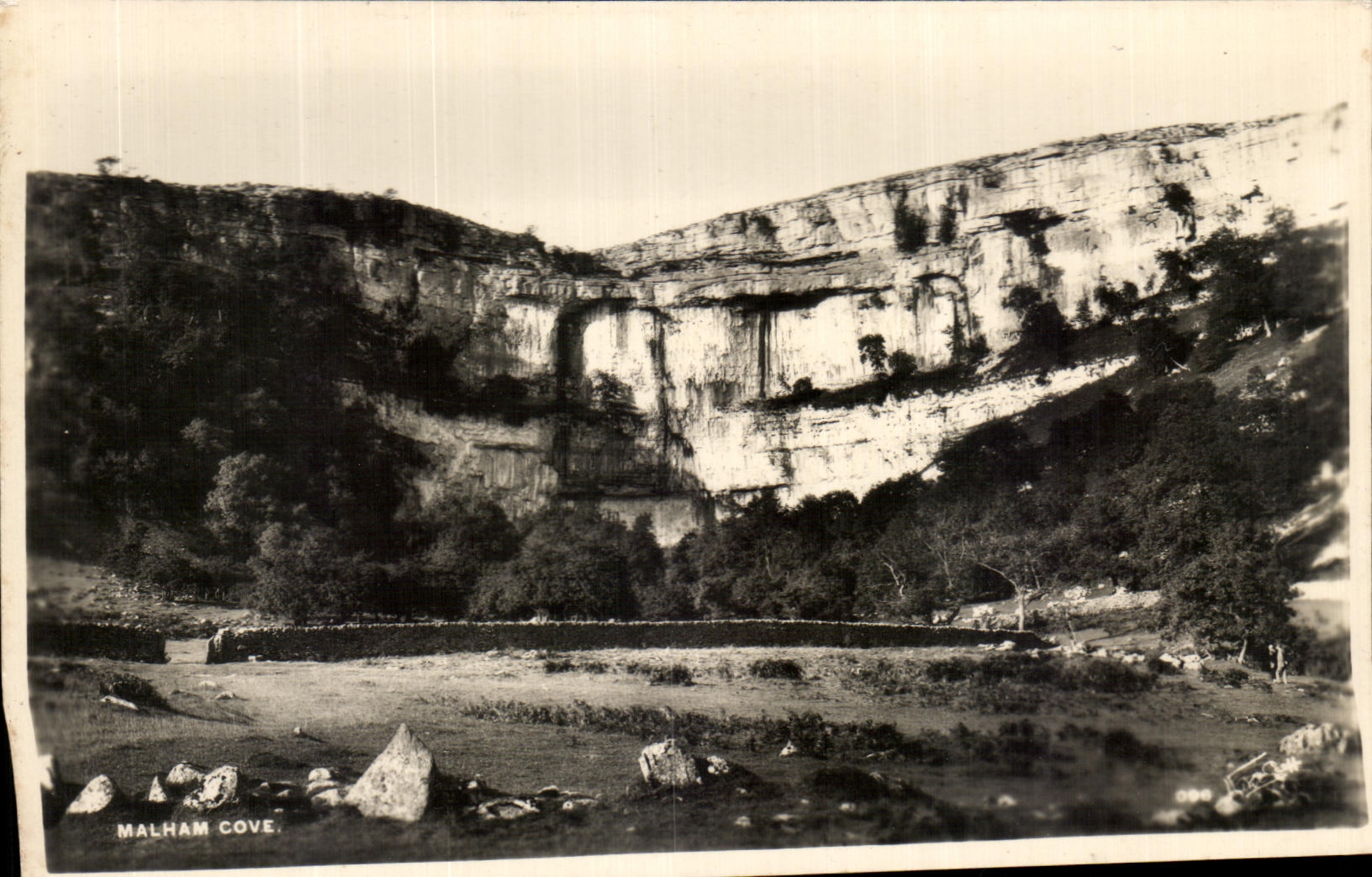 Malham Cove — Yorkshire Dales — éditeur Walter Bradford