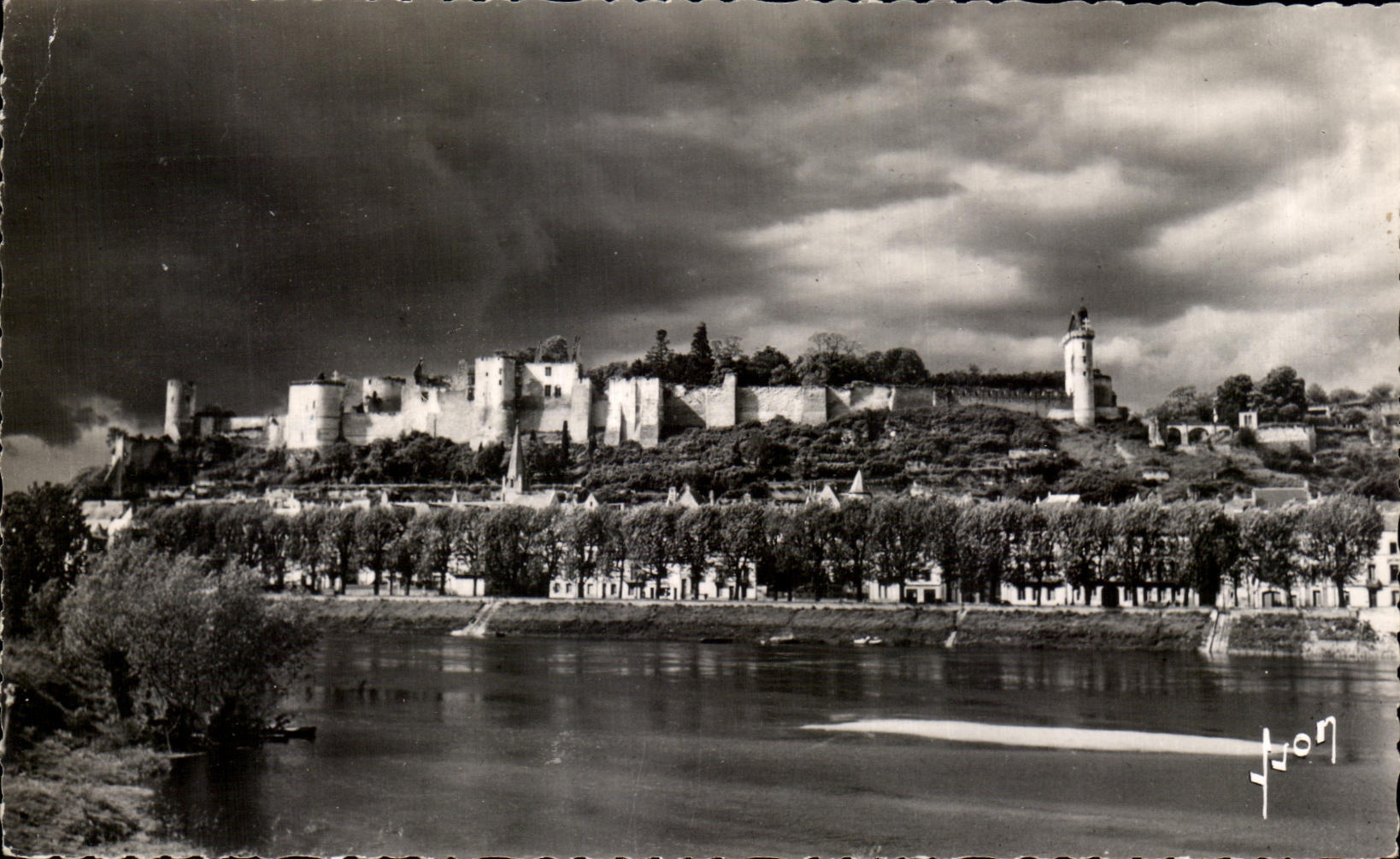 CPA Chinon Vue Generale Du Chateau Au Dessus De La Vienne