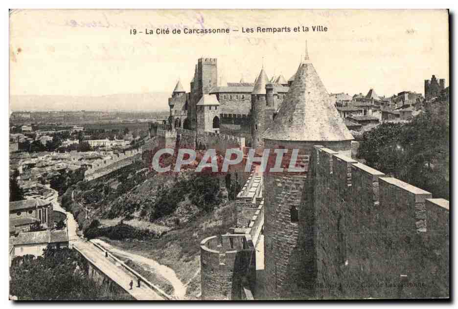 CPA La Cite de Carcassonne Les Remparts et la Ville