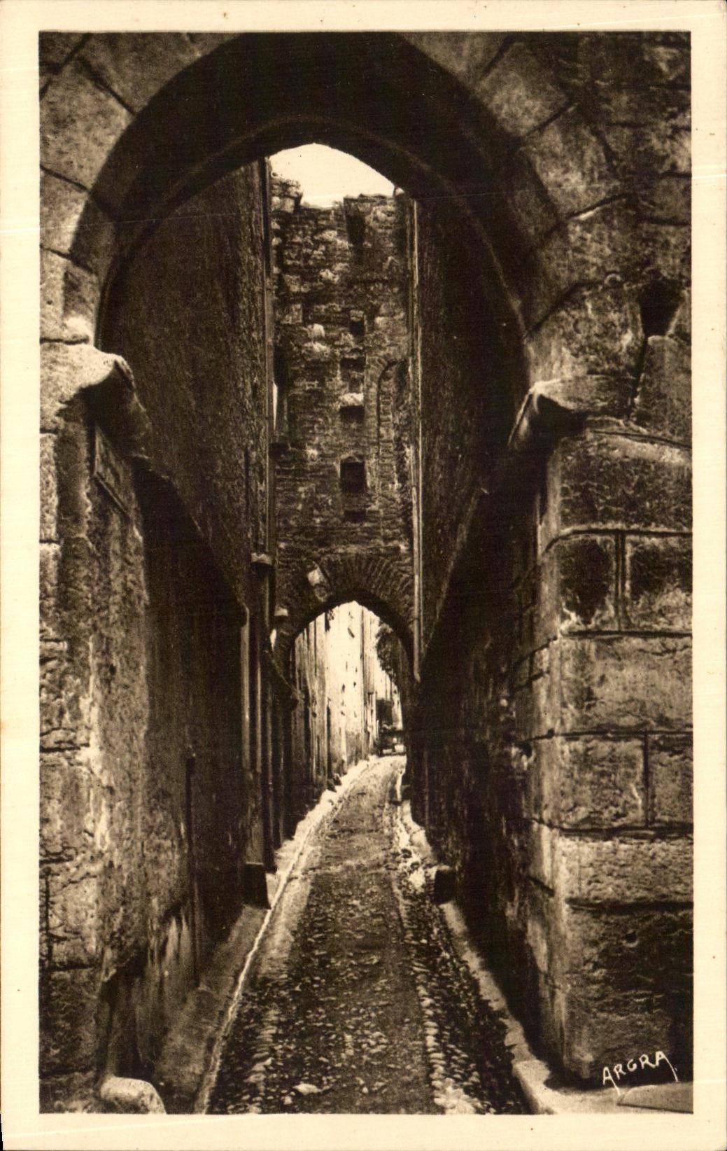 Cahors — A lane in the street of Château-du-Roi — Les Arts Graphiques, 14 rue de la Concorde, Toulouse