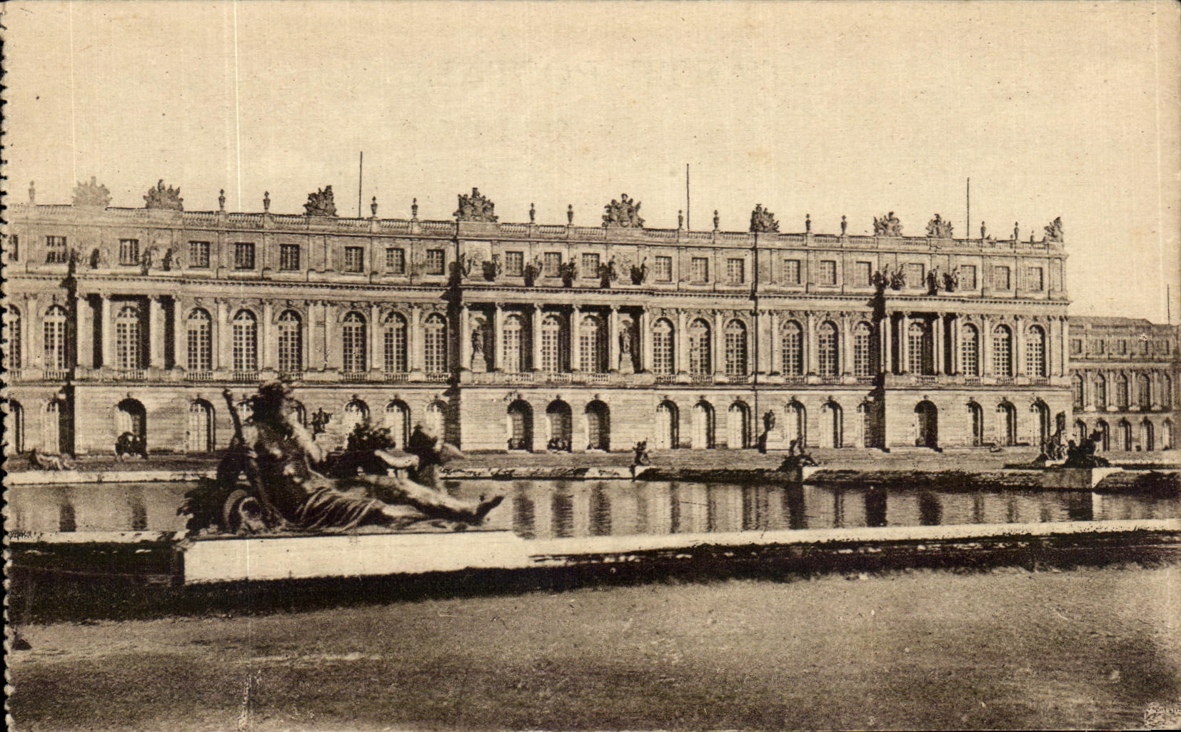 Versailles — Terrasse du Château (Garden side) — Éditeur : P. G. Carte Postale