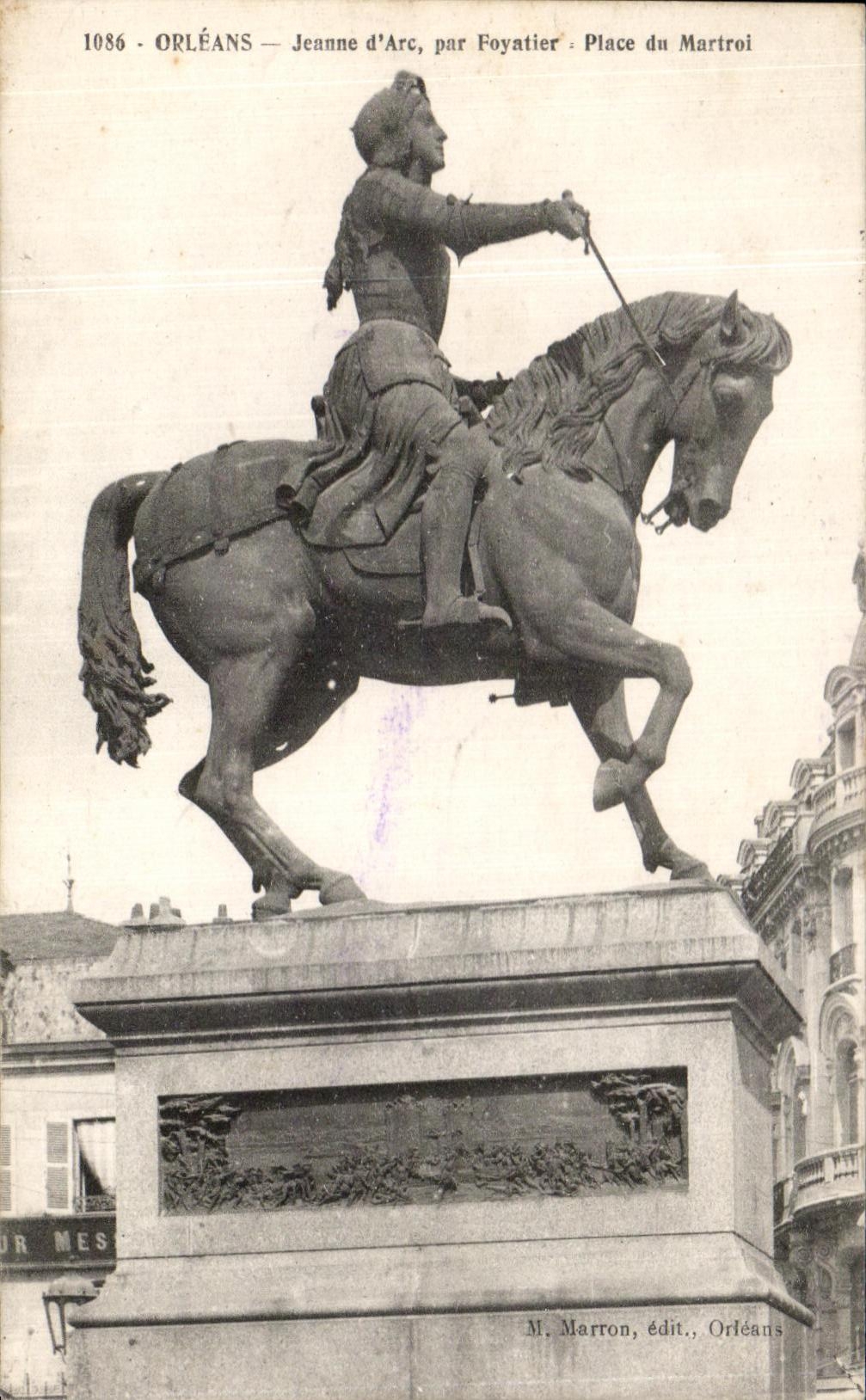 CPA Orleans Jeanne d'Arc par Foyatier Place du Martroi