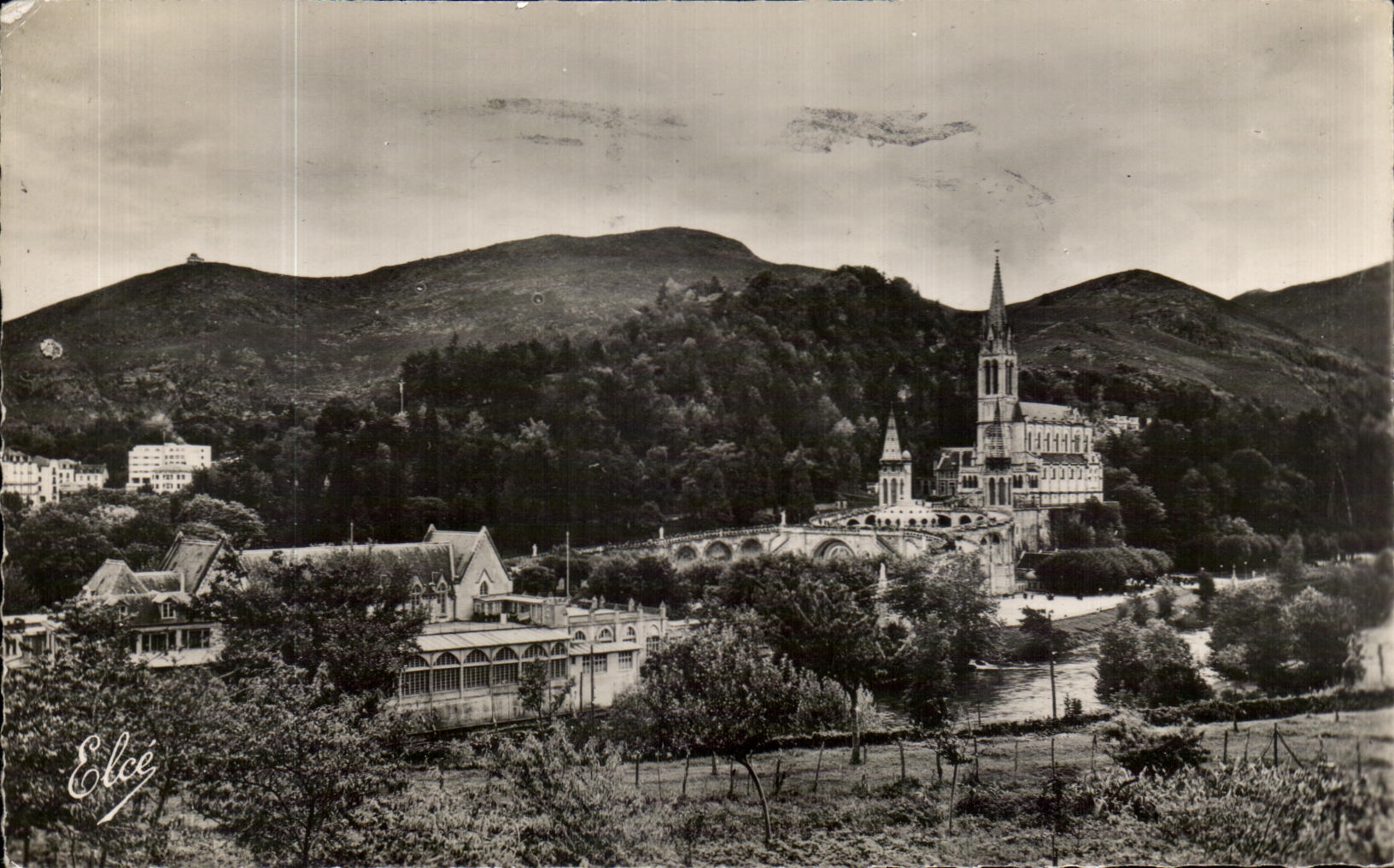 CPA Lourdes La Basilique de Lourdes et le Beout