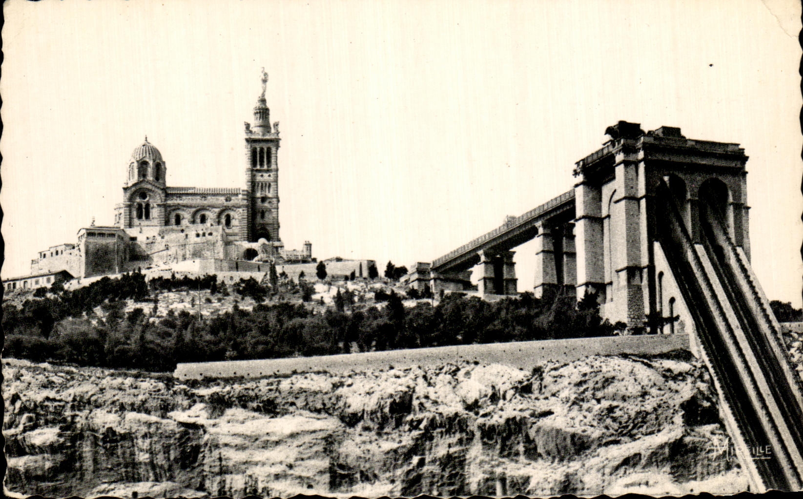 CPA Marseille Notre Dame de la Garde et les ascenseurs