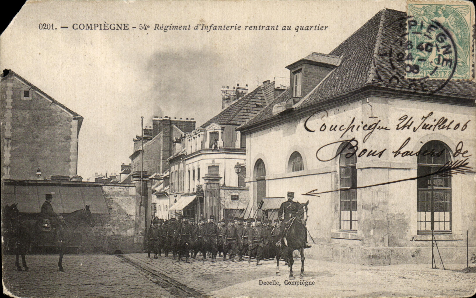 CPA Compiegne Regiment d'infanterie rentrant au quartier militaria