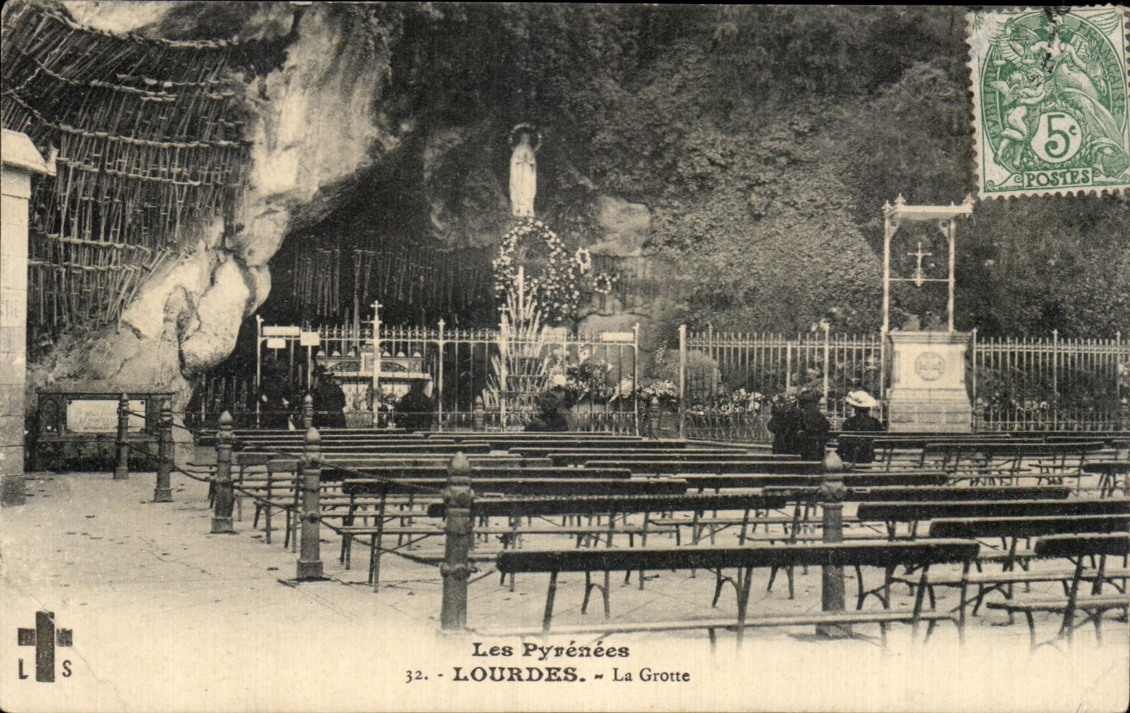 CPA Les pyrenees Lourdes La Grotte