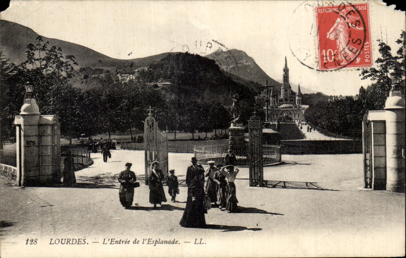 CPA Lourdes L'Entree de L'Esplanade