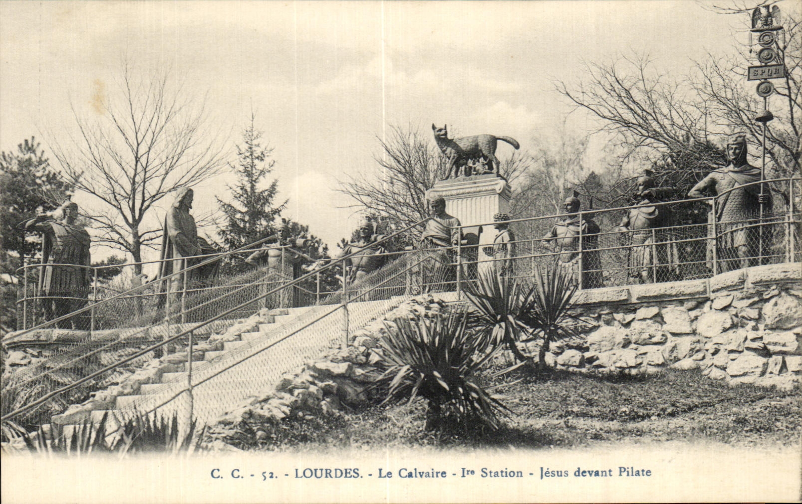CPA Lourdes Le Calvaire Jesus devant Pilate