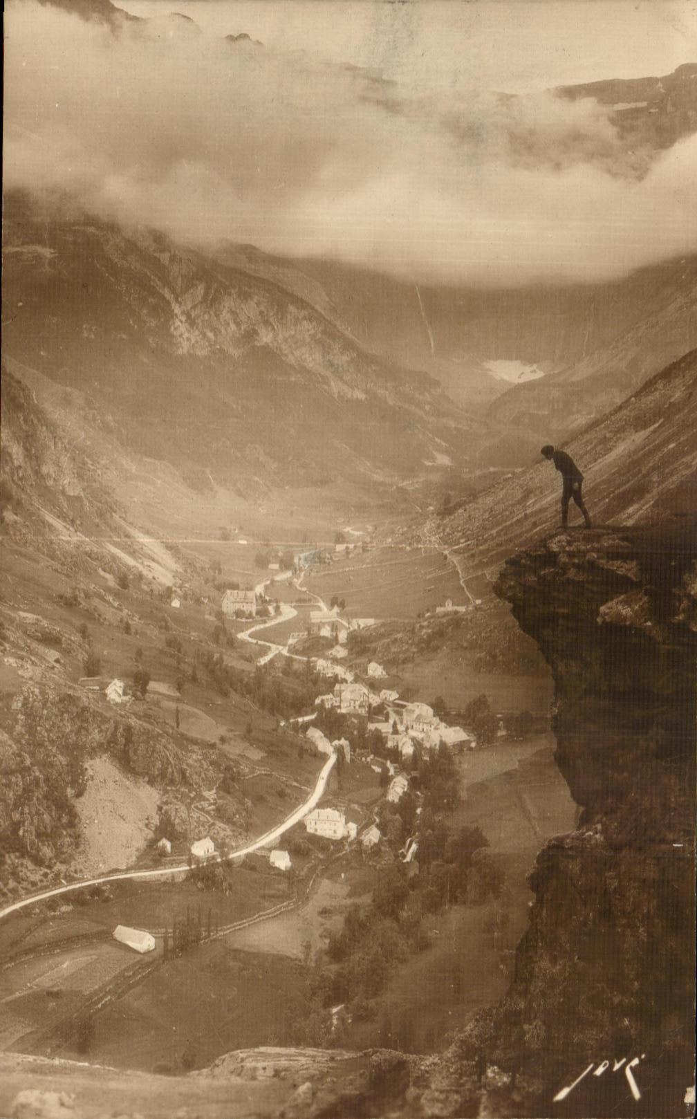 CPA Gavarnie Vue d'ensemble Au fond le Cirque et la Grande Cascade