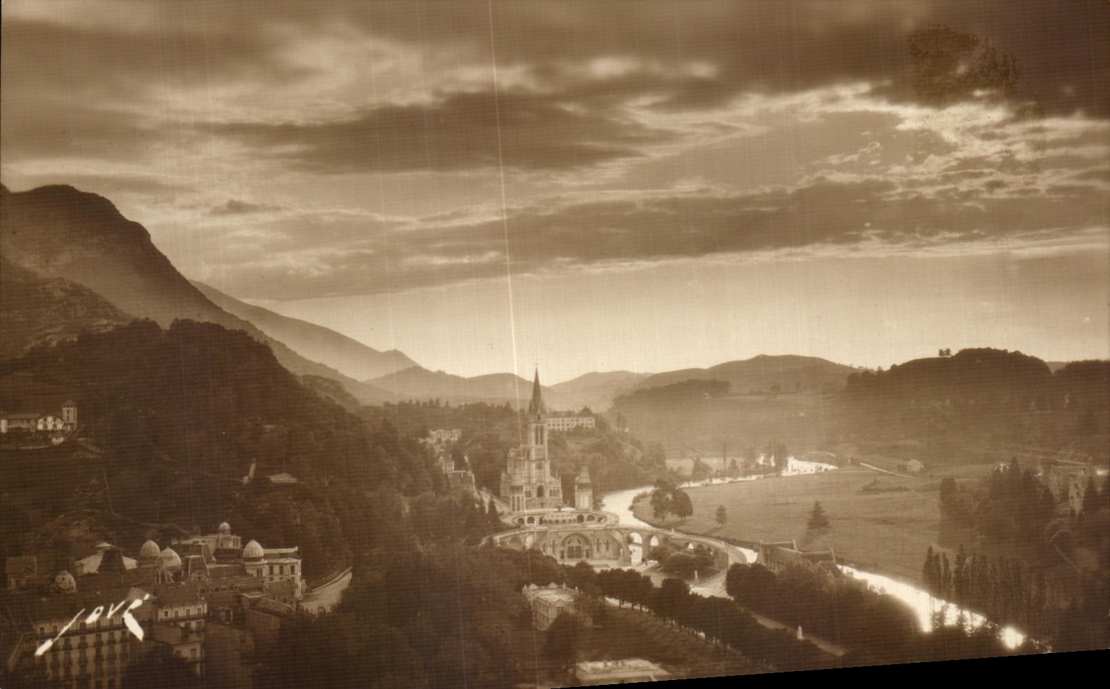 CPA Lourdes La Basilique vue du Chateau