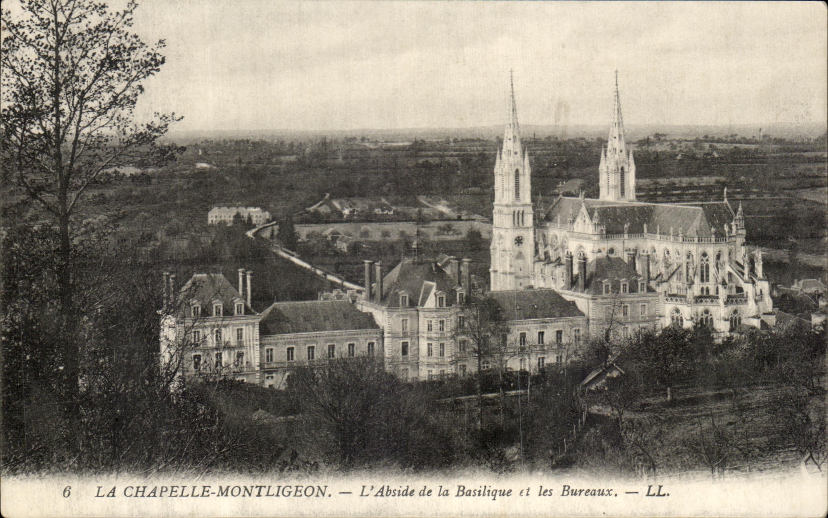 CPA La Chapelle Montligeon L'Abside de la Basilique et les Bureaux