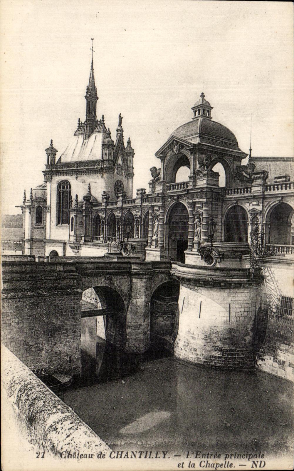 Château de CHANTILLY — L'Entrée principale et la Chapelle — ND