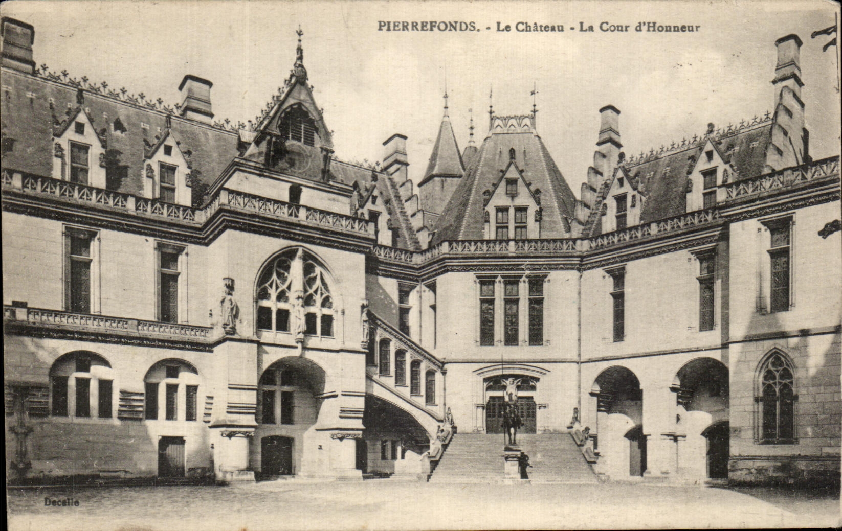 PierreFonds - Le Château - La Cour d'Honneur — Decellio