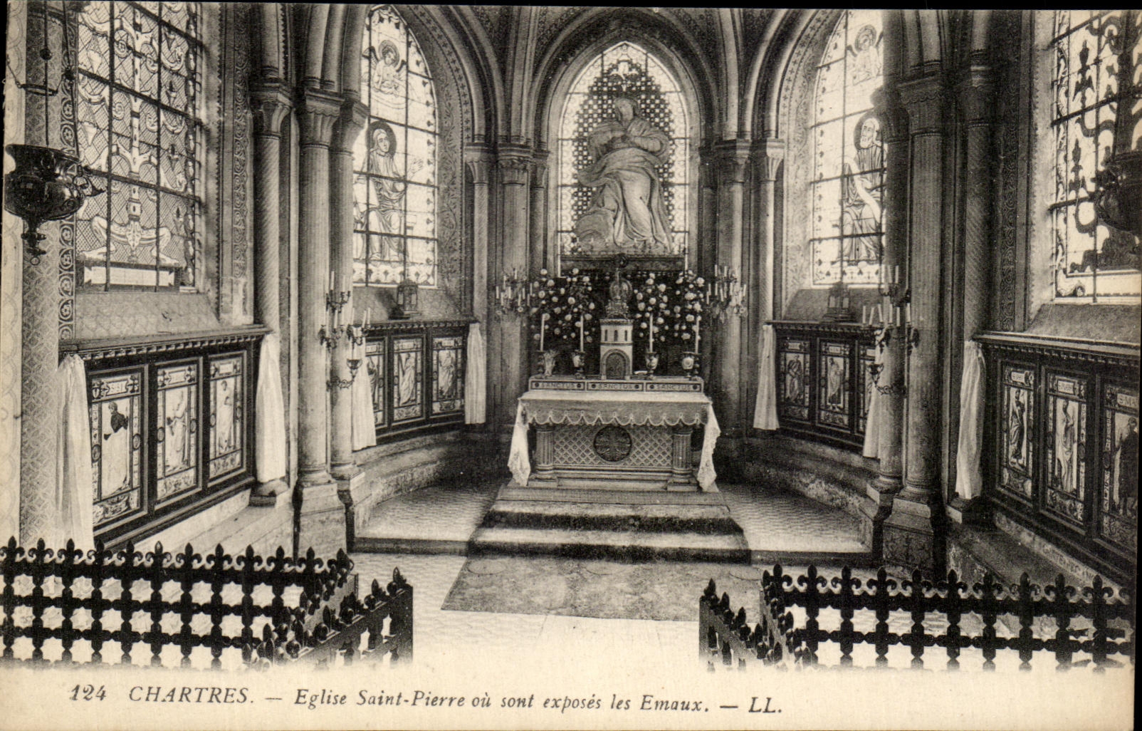 CPA Chartres Eglise Saint Pierre ou sont exposes les Emaux