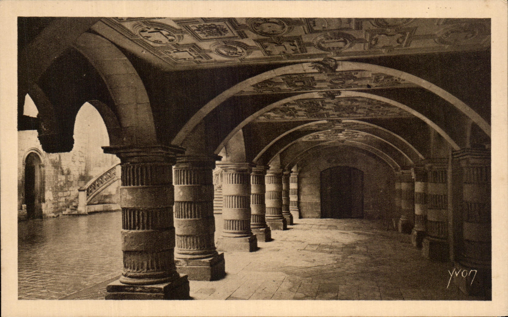 Cour intérieure du château de La Rochelle — éditeur Yvon, n°8