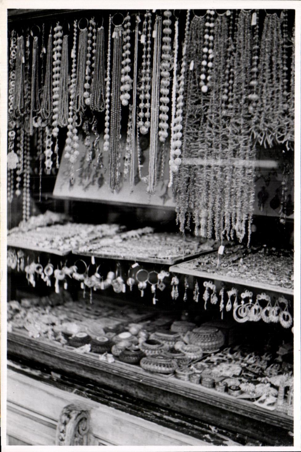 PHOTO Italie Florence 1955 Bijoux