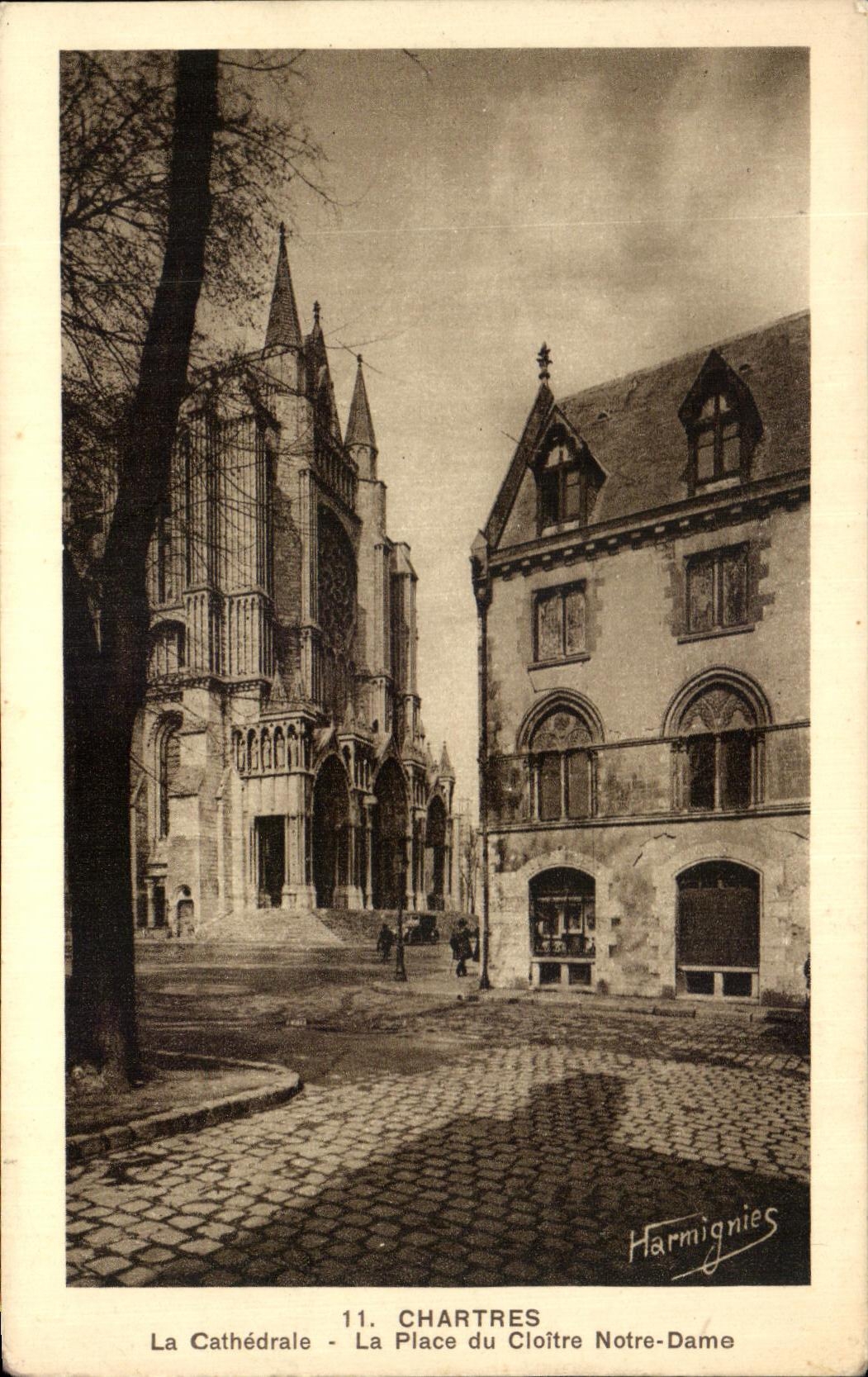 CPA Chartres La Cathedrale La Place du Cloitre Notre Dame