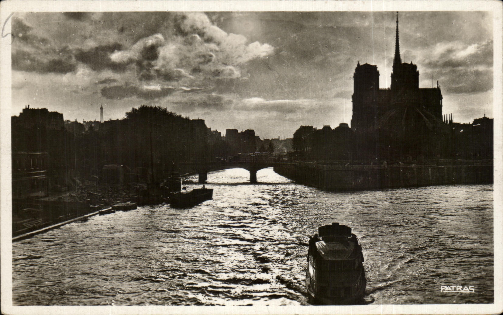 CPA Les Jolis Coins De Paris Un coucher de soleil derriere Notre Dame Suset over the Notre Dame