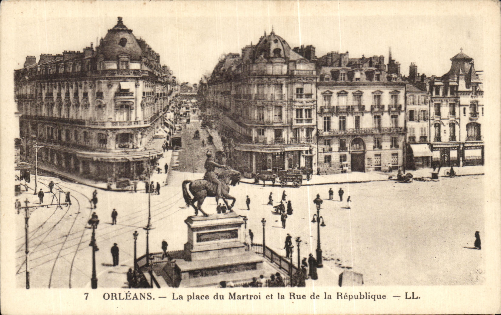 CPA Orleans La place du Martroi et la Rue de la Republique Jeanne d'arc