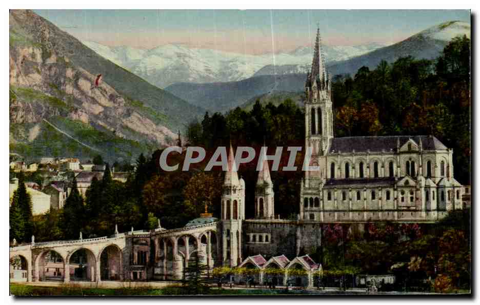 CPSM Lourdes La Basilique et les Montagnes