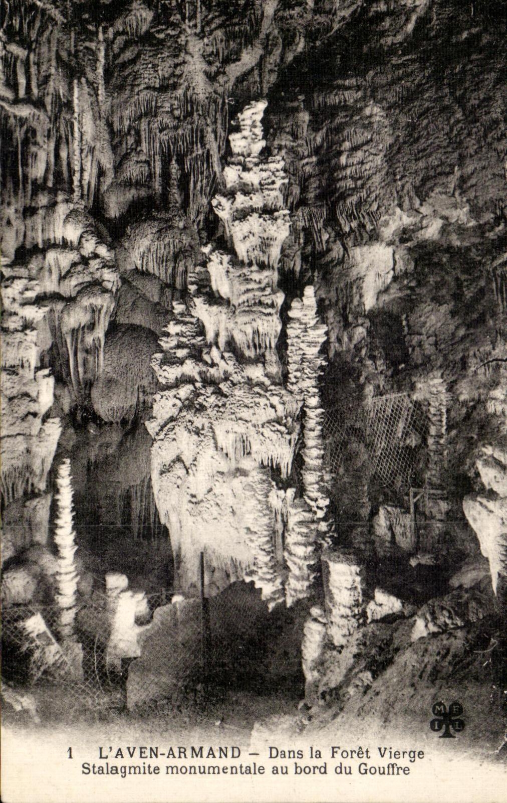 L'Aven-Armand — Stalagmite monumentale au bord du Gouffre — éditeur M.E. n°1