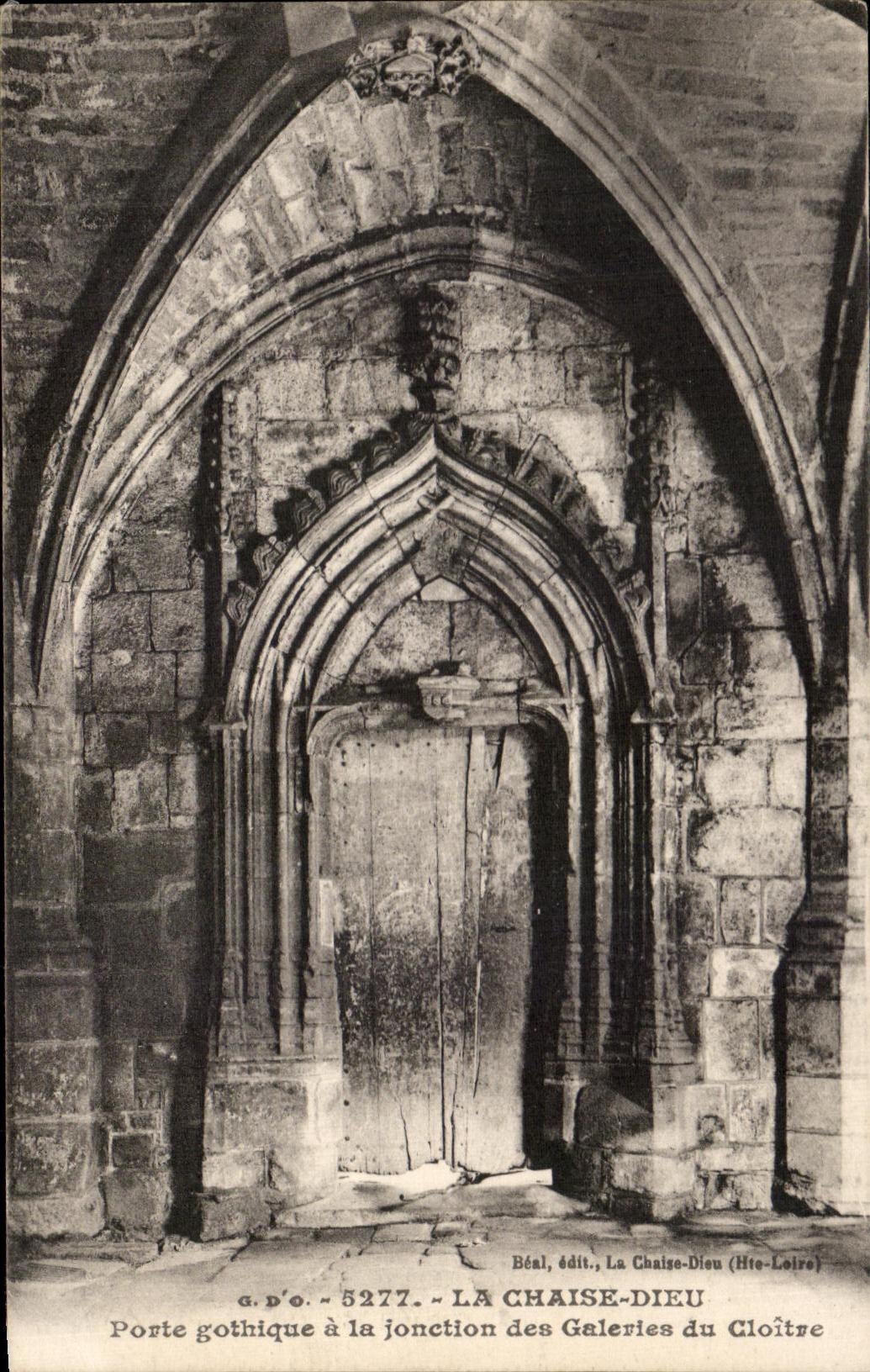 CPA La Chaise Dieu Porte Gothique A La Jonction Des Galeries Du Cloitre
