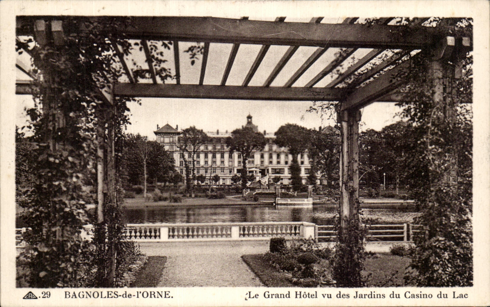 CPA Bagnoles De I'orne Le Grand Hotel Vu Des Jardins Du Casino