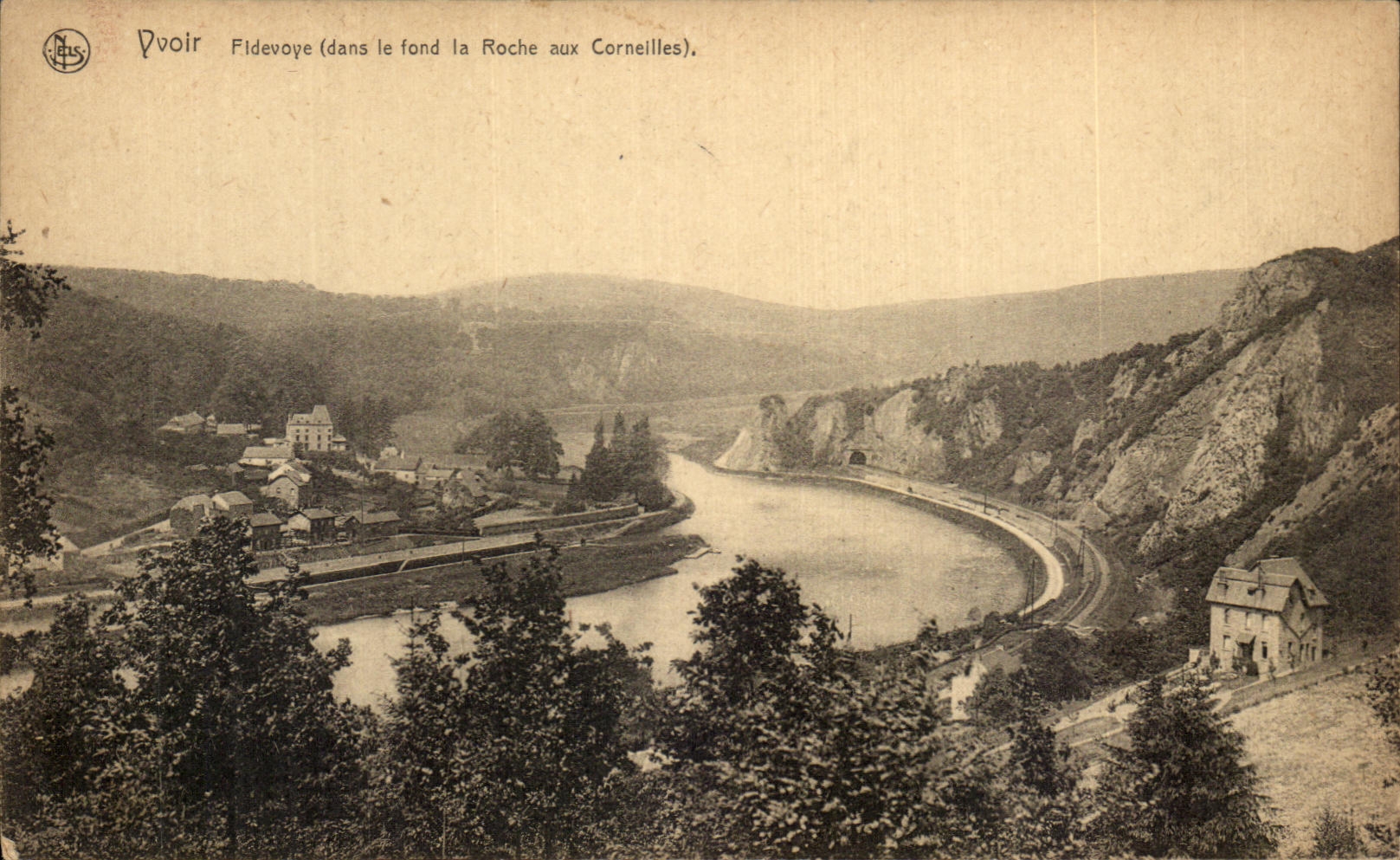 CPA Yvoir Fidevove dans le fond la Roche aux Corneilles