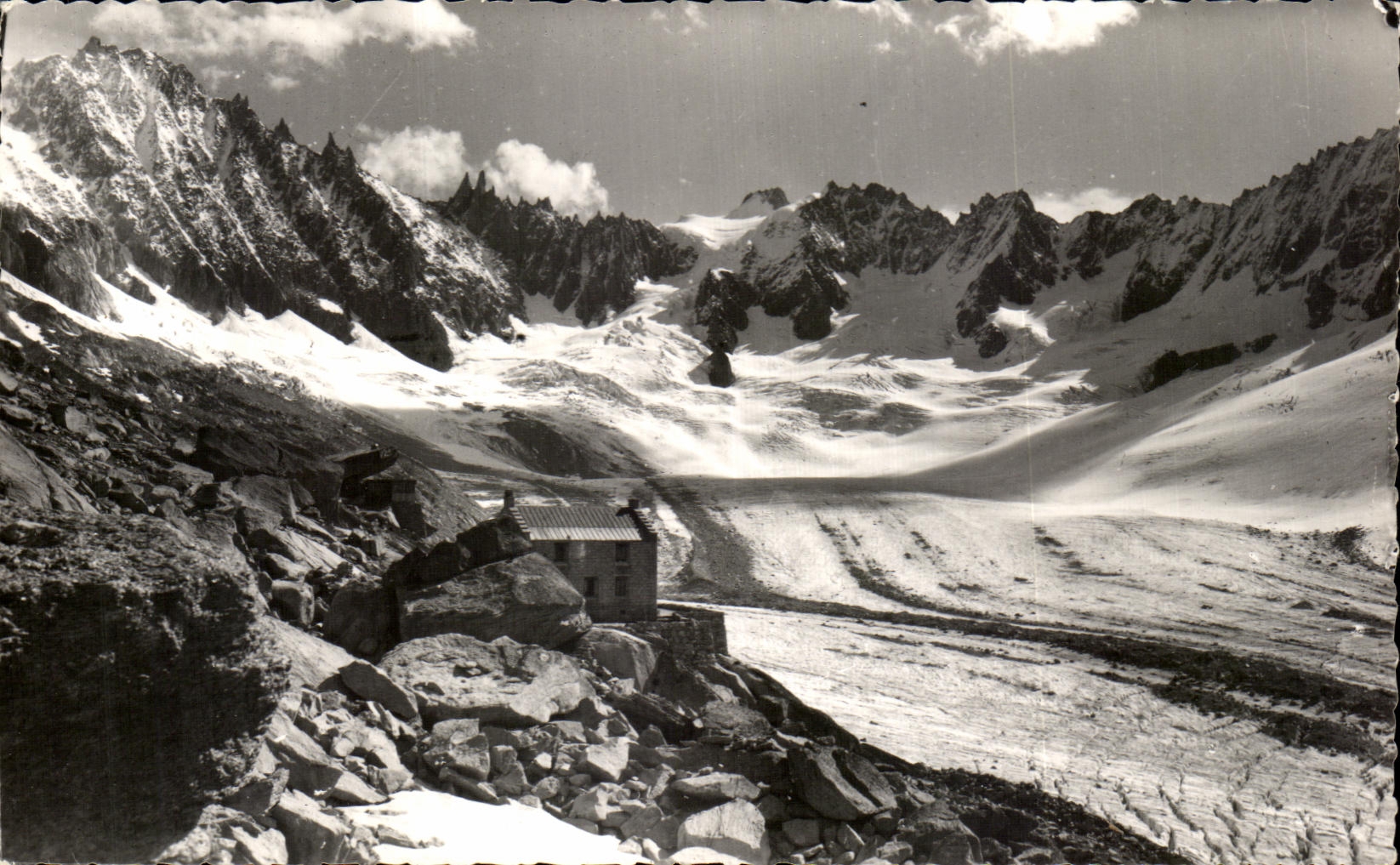 CPA Chamonix Refuge du Couvercle Les Aiguilles le Triolet Ravauel Mummery et le Col de Telefre