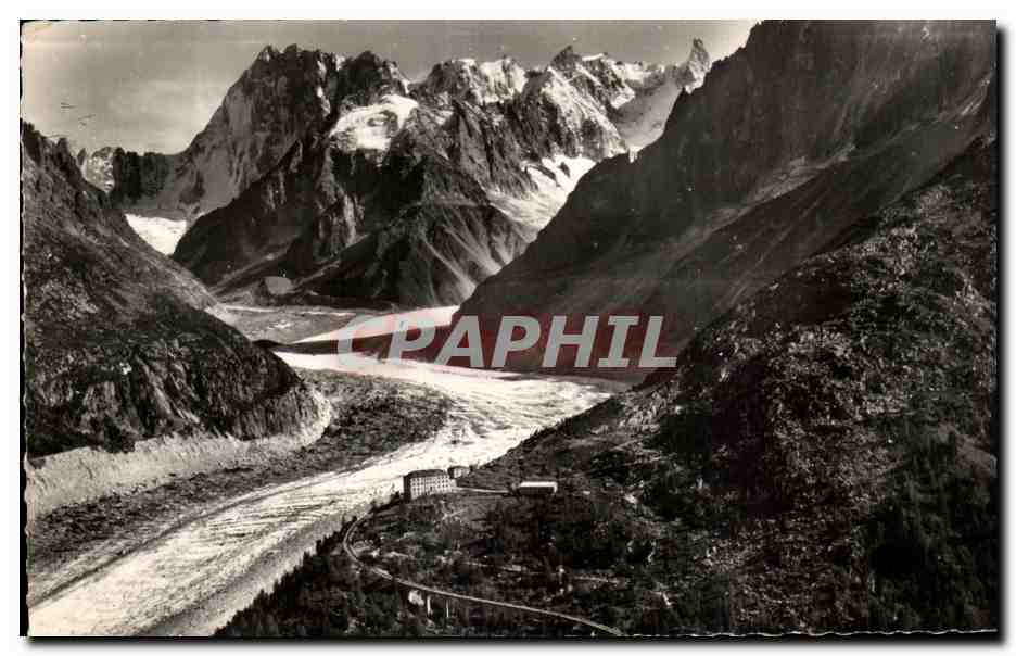 Massif du Mont Blanc — Le Montenvers (1.912 m.) et la Mer de Glace — Cliché aérien J. GILLARD