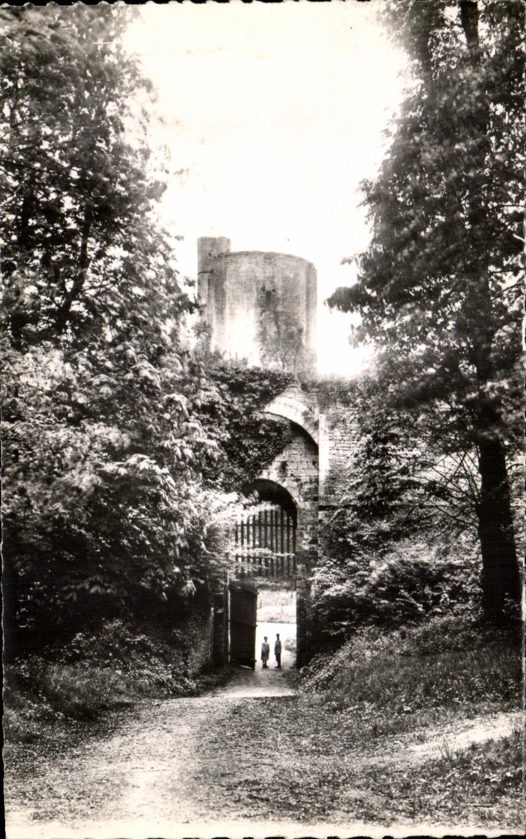 Gisors (Eure) — La Porte des Champs et le Mur d'Enceinte du Château (XIIe siècle) — L. Tournant, n°47