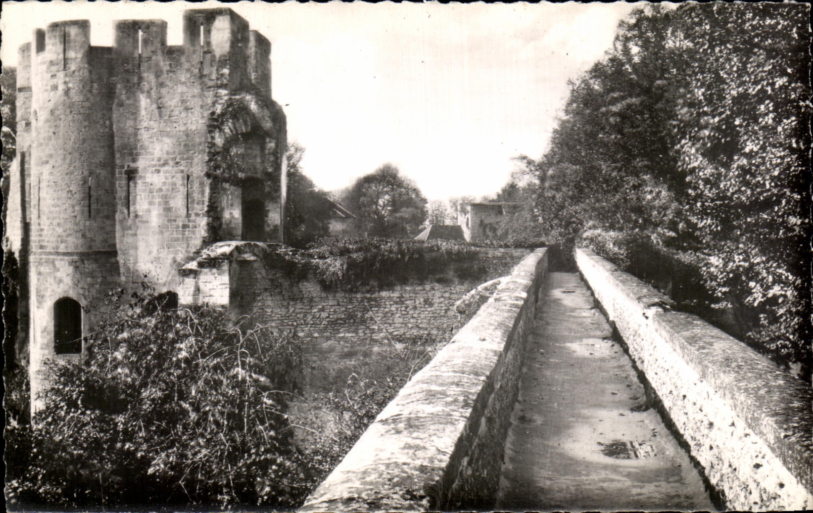 Gisors (Eure) — La Tour du Gouverneur et Courtine conduisant à la Tour du Prisonnier — L. Tournant