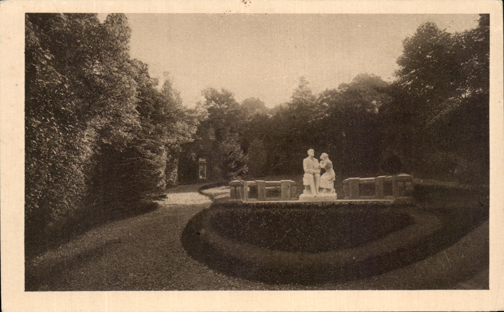 Jardin des Buissonnets — Monument de Sainte Thérèse de l'Enfant-Jésus — Éditeur non visible