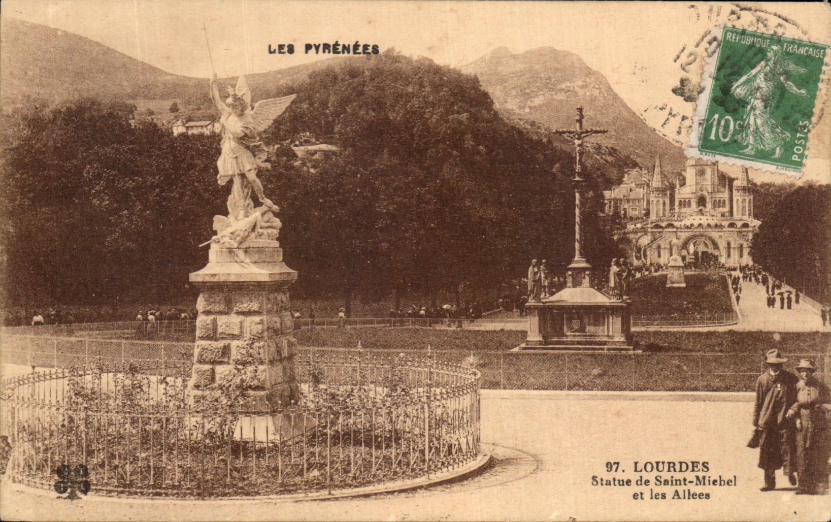 CPA Les Pyrenees Lourdes Statue de Saint Michel et les Allees