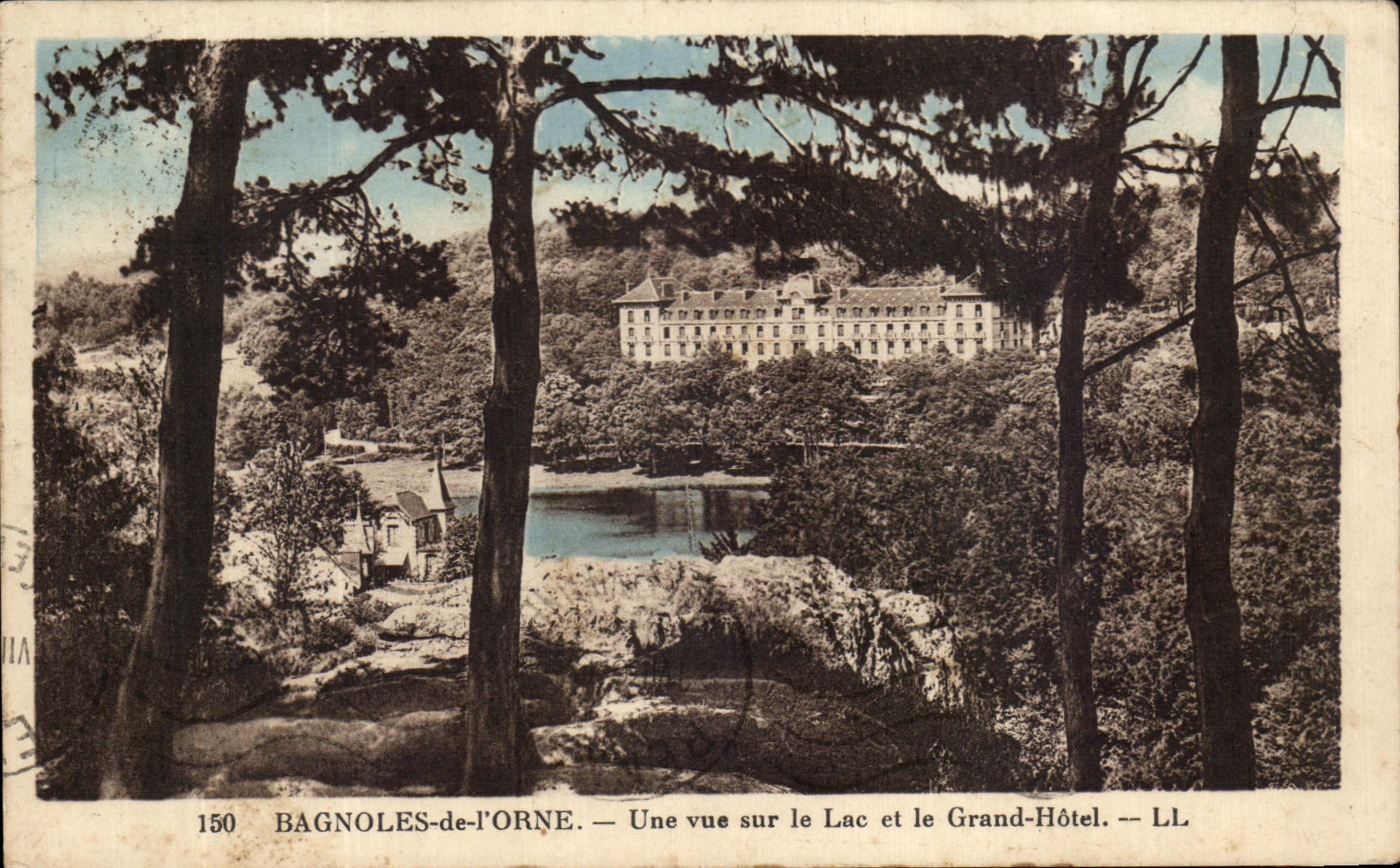 CPA Bagnoles de l'Orne Une vue sur le Lac et le Grand Hotel
