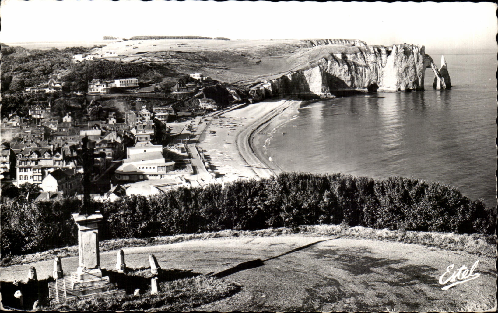 CPSM Etretat Vue generale prise de la Falaise d'Aval