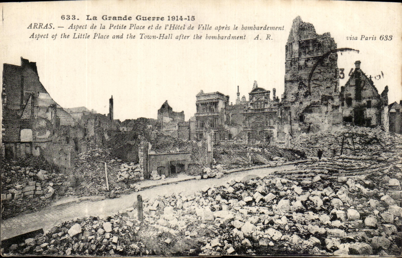 CPA La grande Guerre Arras Aspect de la Petite Place et de l'Hotel de Ville apres le Bombardement Militaria