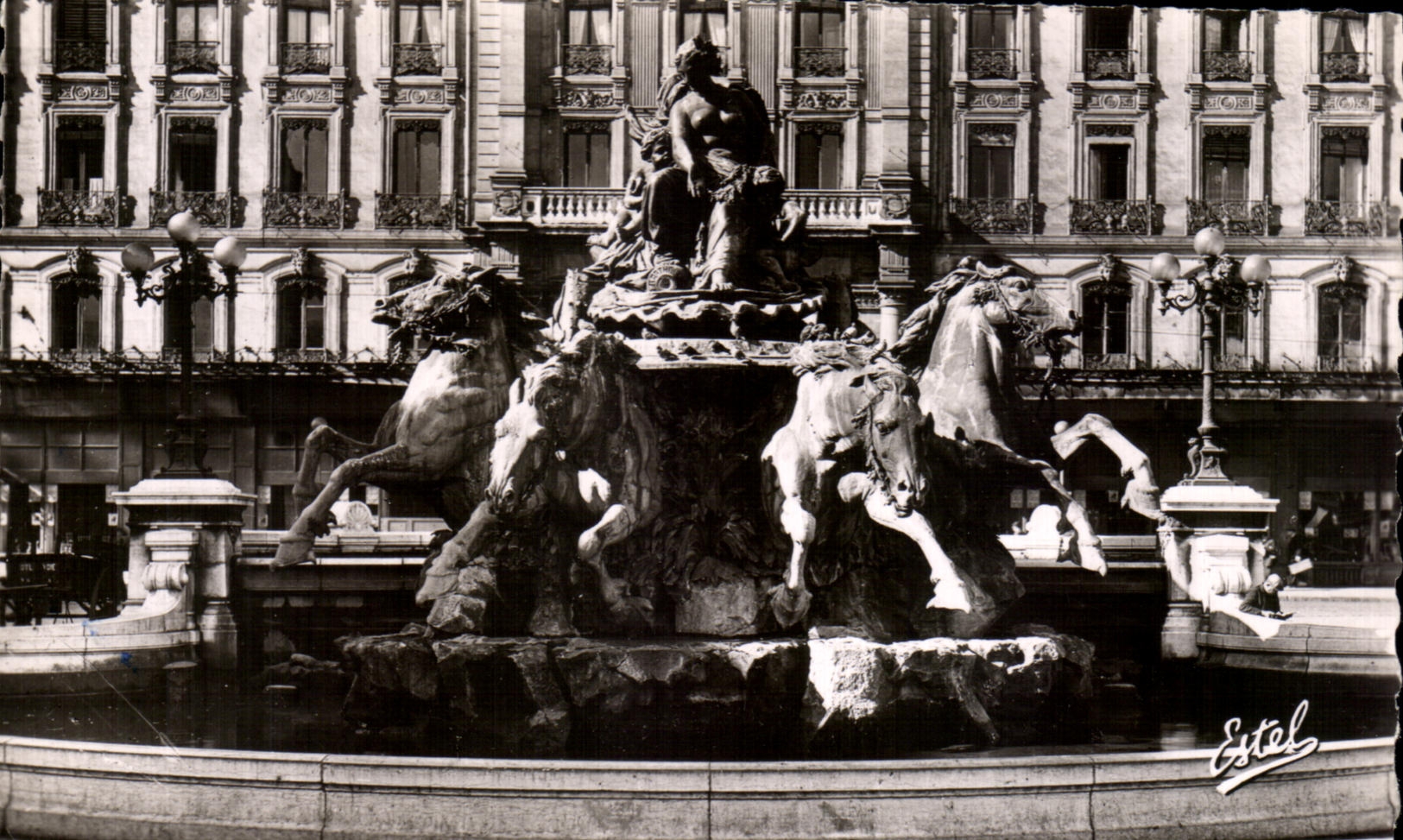Place des Terreaux — Fontaine de Bartholdi — Estel
