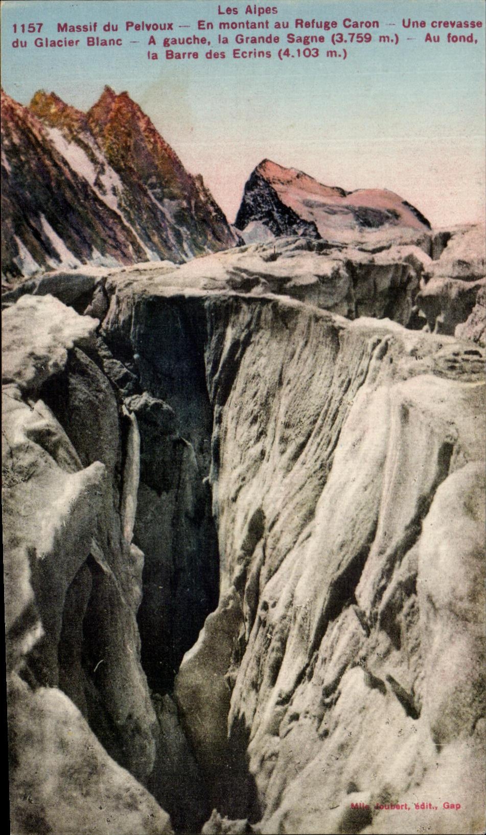 CPA Les Alpes Massif du Pelvoux En montant au Refuge Caron Une Crevasse du Glacier Blanc