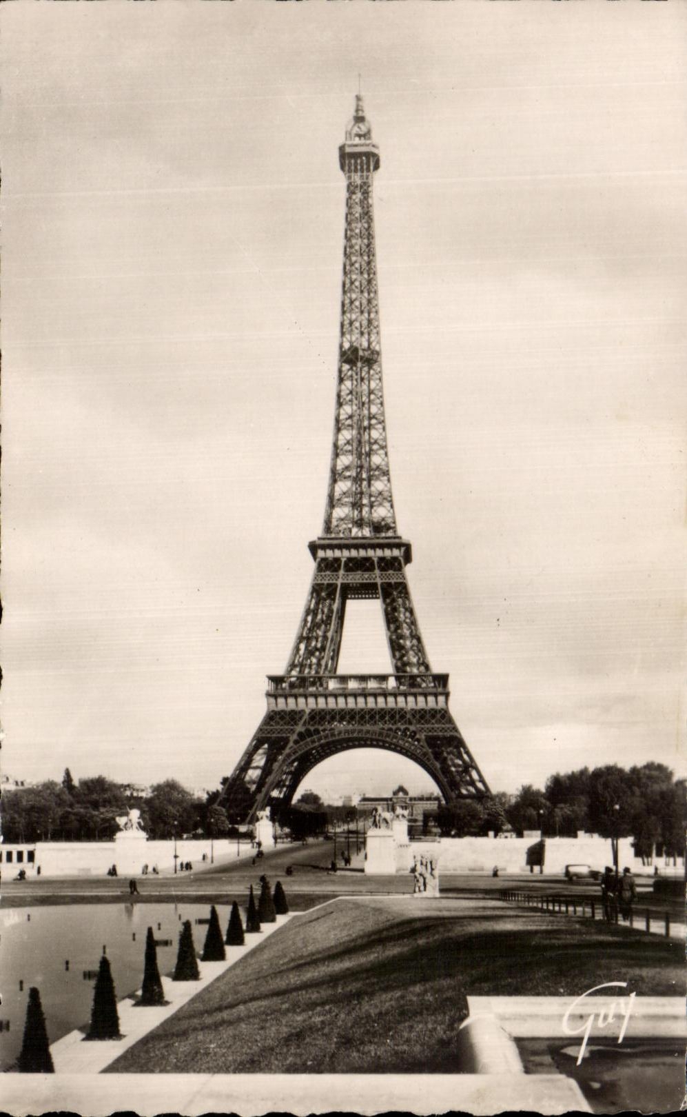 La Tour Eiffel — vue des jardins du Palais de Chaillot — Éditeur Guy, n° 3.075