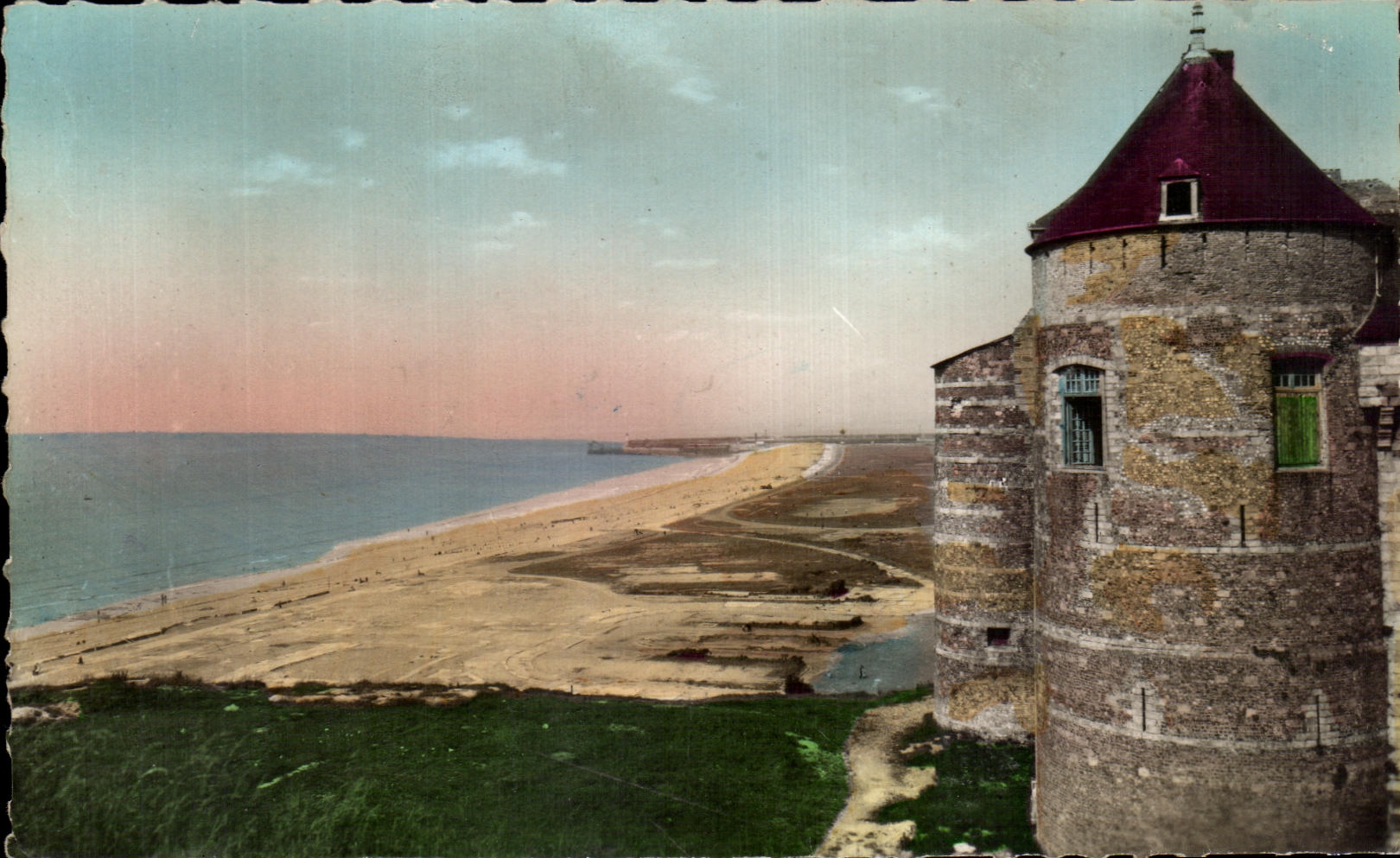 CPA Dieppe La Plage vue du Vieux Chateau