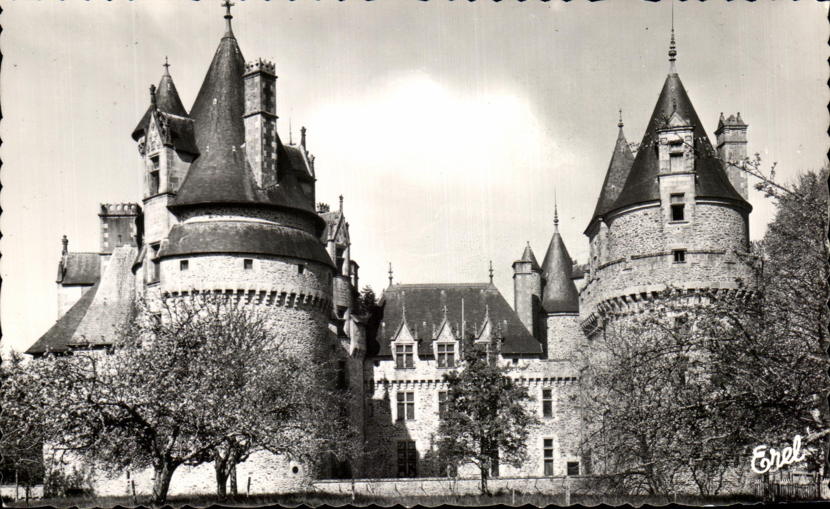 CPSM Miallet Chateau De Lambertie Tours Cote Est Cour Interieure