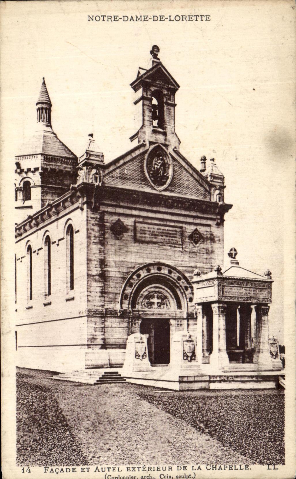 Notre-Dame-de-Lorette — Façade et autel extérieur de la chapelle — Cordonnier, architecte ; Coin, sculpteur