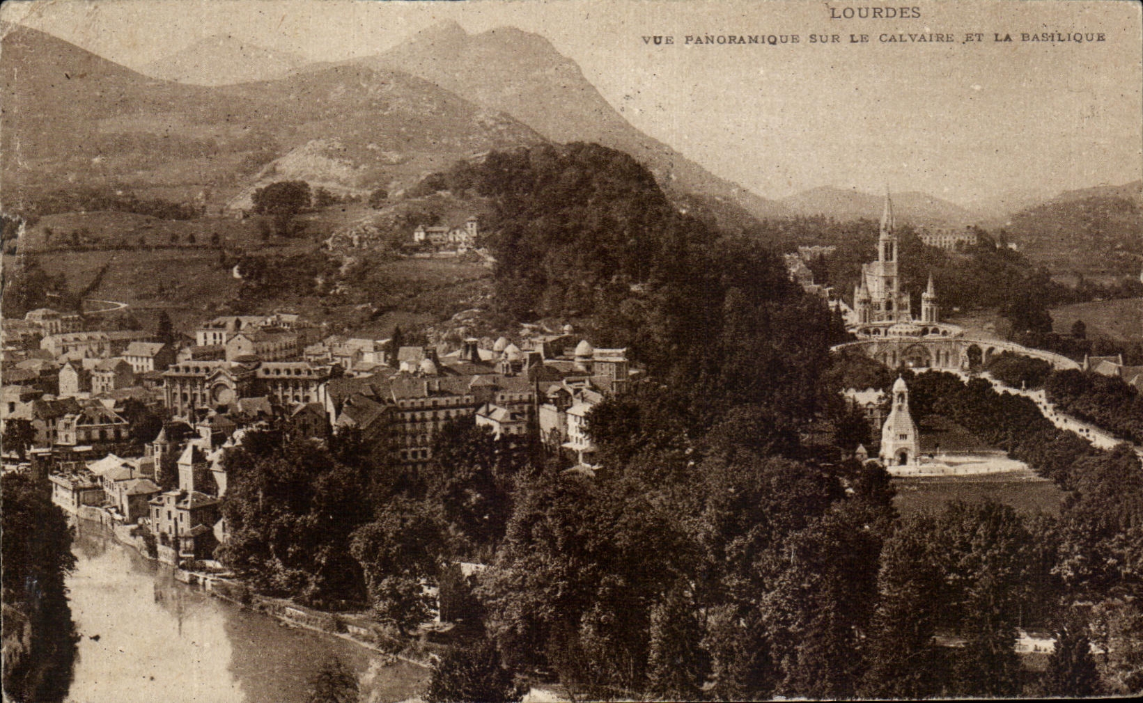 CPA Lourdes Vue Panoranique Sur Le Calvaire et la basilique