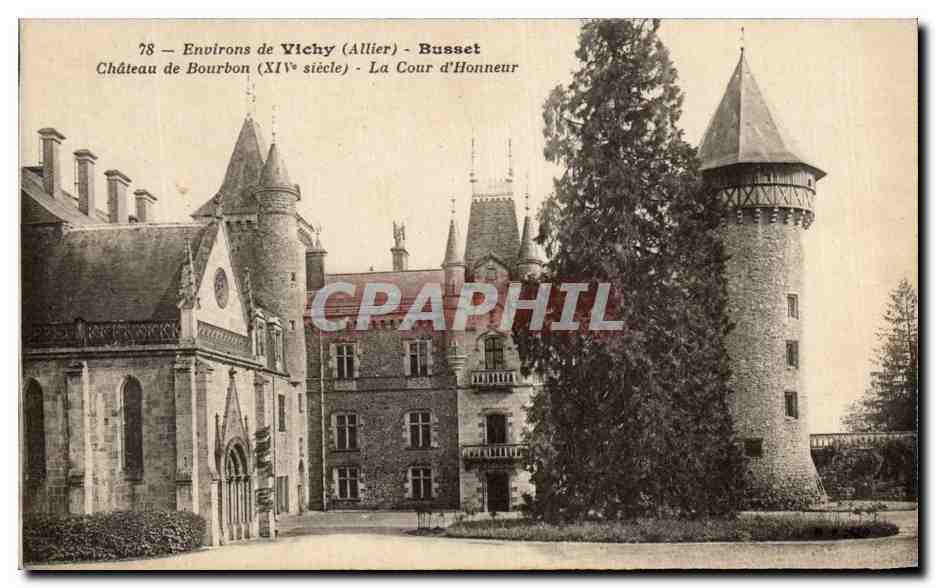 Château de Bourbon (XIVe siècle) - La Cour d'Honneur — Environs de Vichy (Allier) - Busset