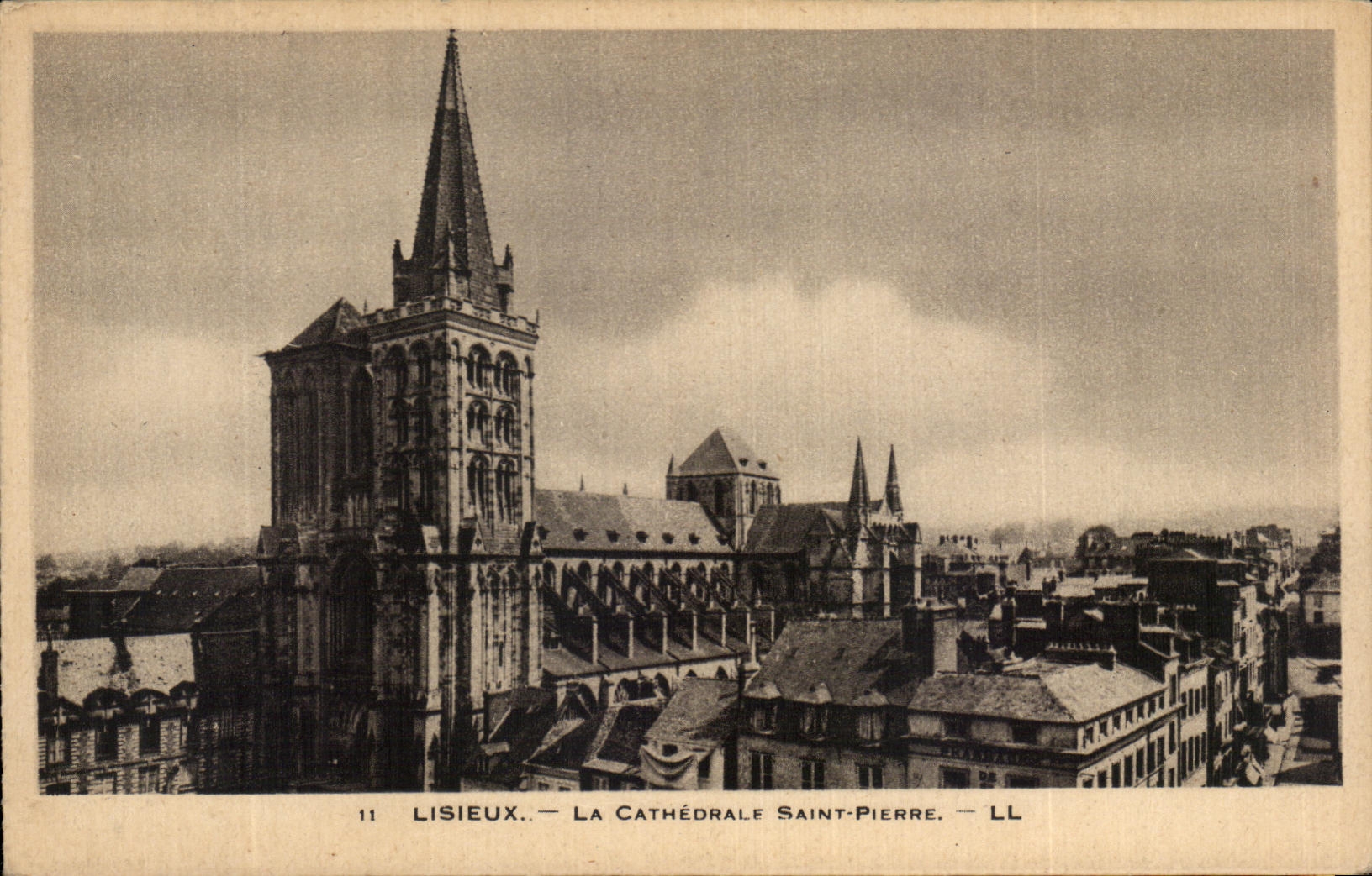CPA Lisieux La Cathedrale Saint Pierre