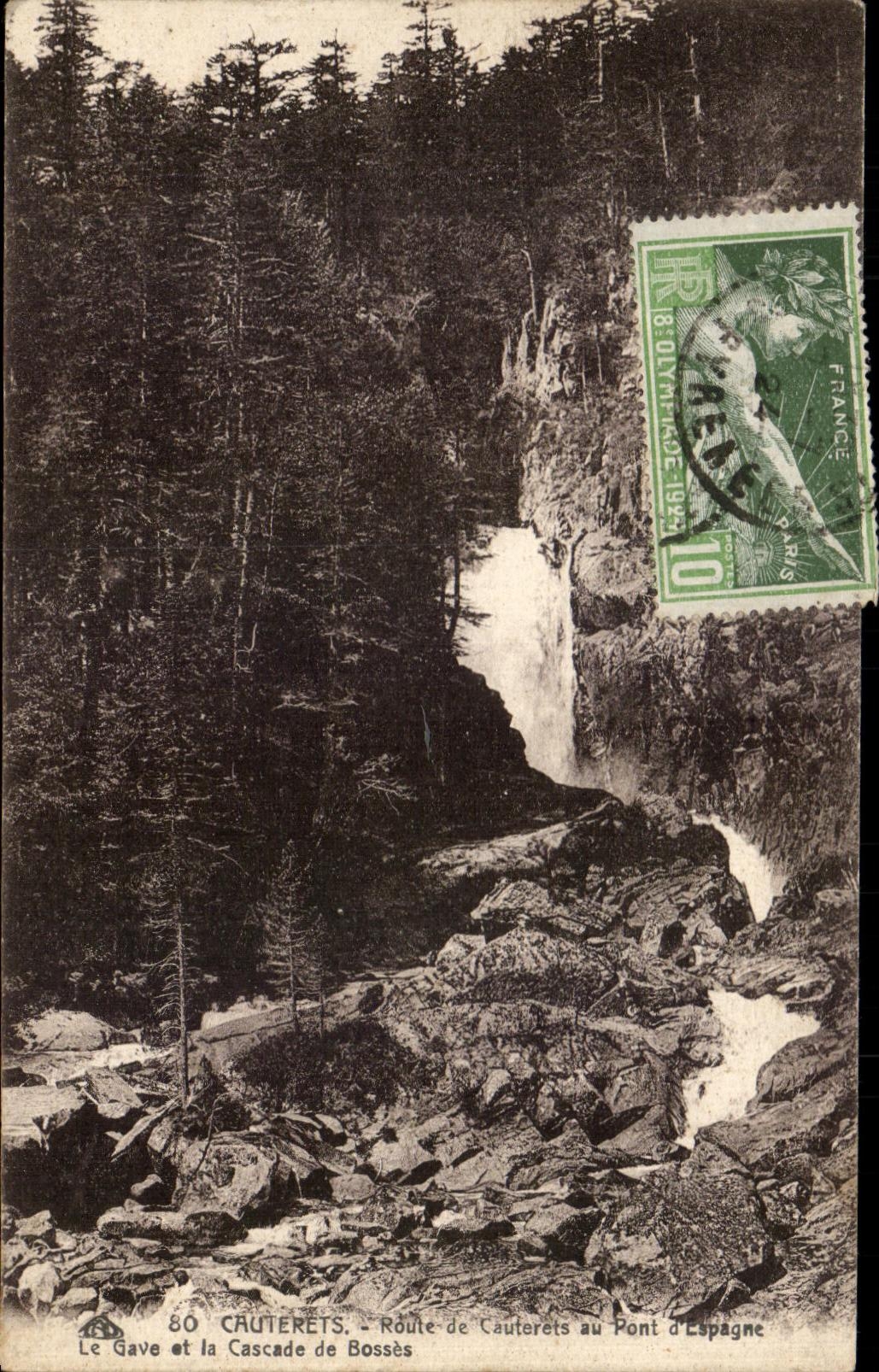 CPA Cauterets Route de au Pont d'Espagne Le Gave et la Cascade de Bosses