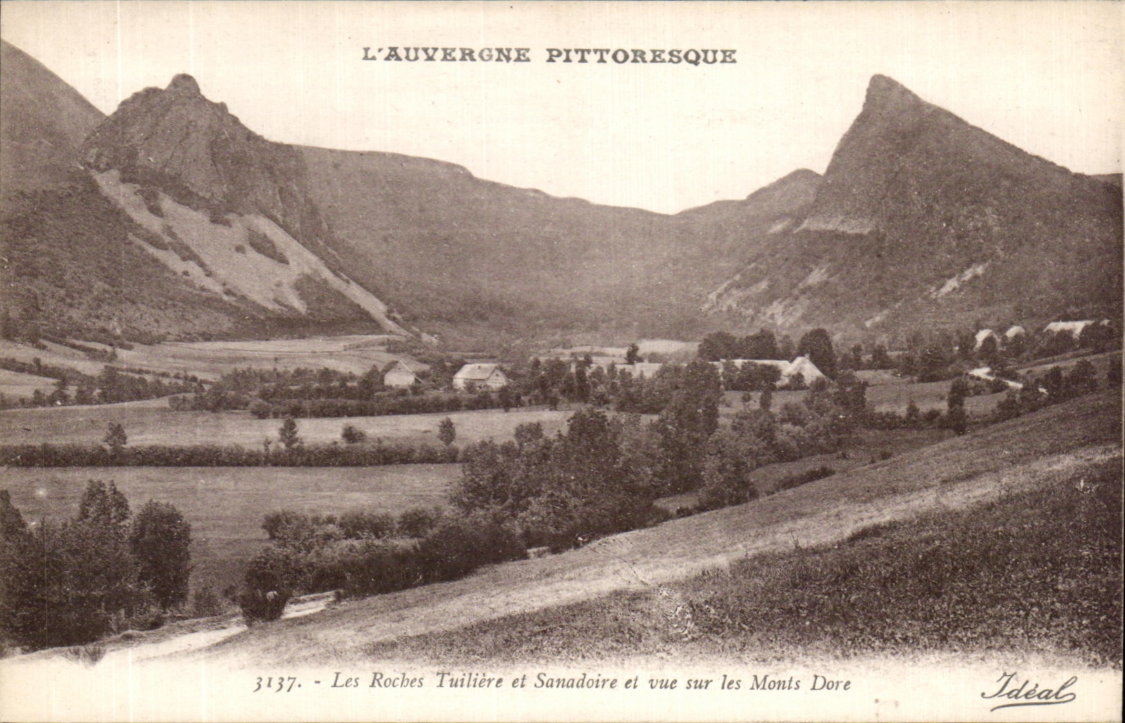 Les Roches Tuilière et Sanadoire et vue sur les Monts Dore — L'Auvergne pittoresque — Idéal, n° 3137