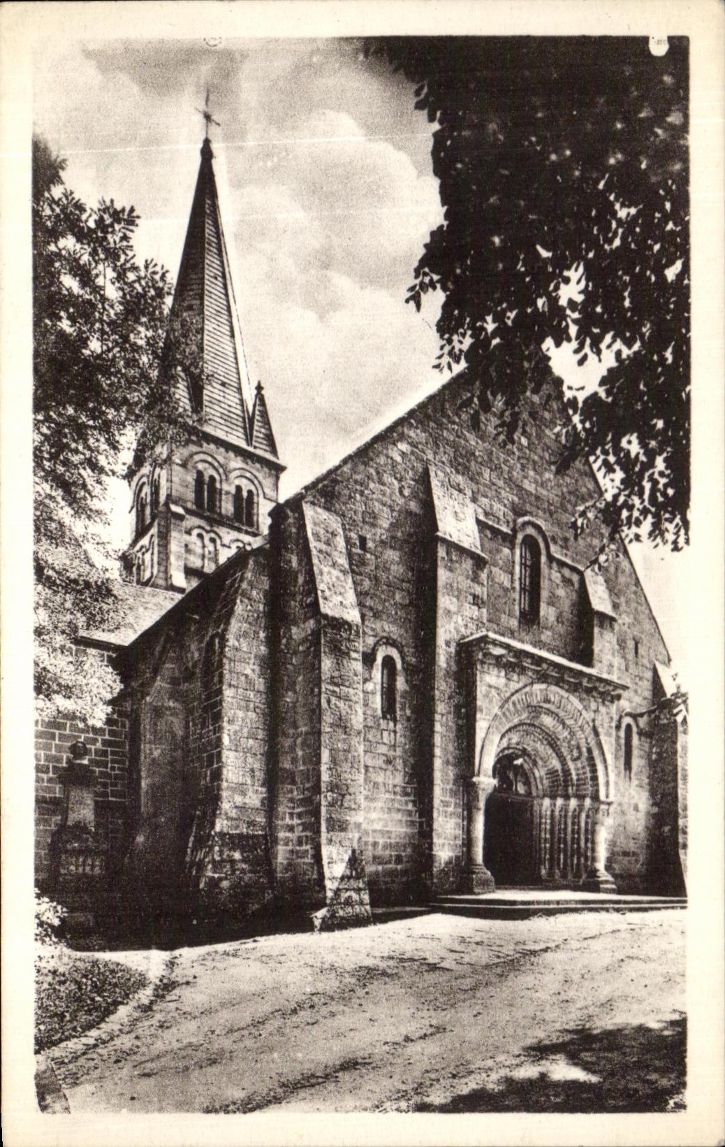 CPA Bourbon I'Archambault I'Eglise Monument Historique