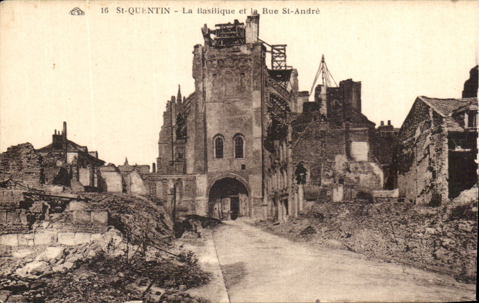 CPA St Quentin La Basilique et la Rue St Andre Militaria 